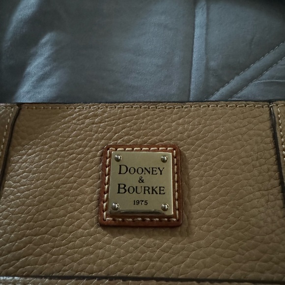 Used Dooney and Bourke Purse - Picture 3 of 7